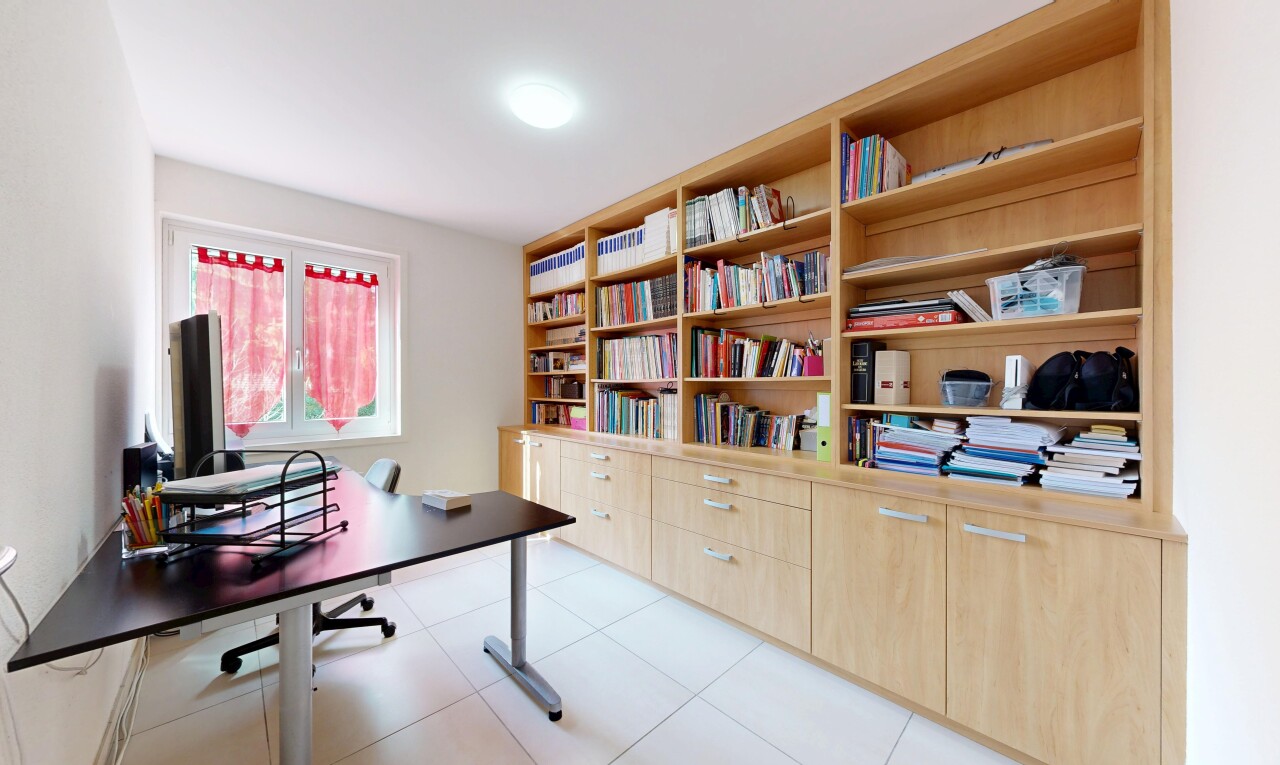 bureau avec espace bureau, drywall, cloison sèche, inside property, et light floor