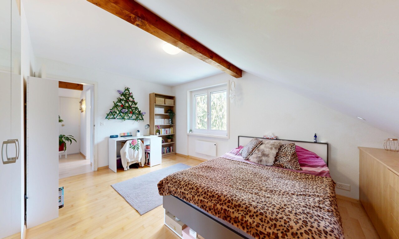 chambre avec cloison sèche, drywall, inside property, plafond à poutres, et beamed ceiling