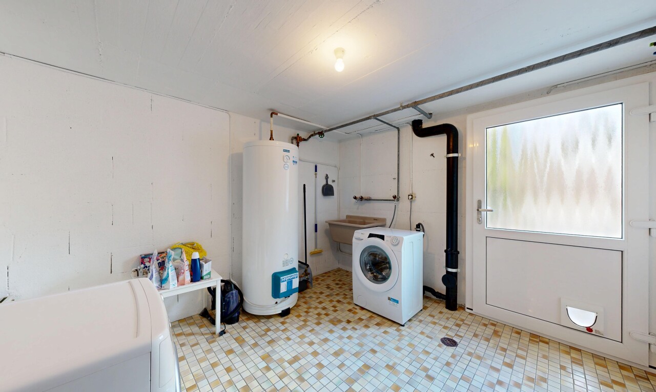 buanderie avec lave-linge et sèche-linge, inside property, chauffe-eau, sol en vinyle, et vinyl floor