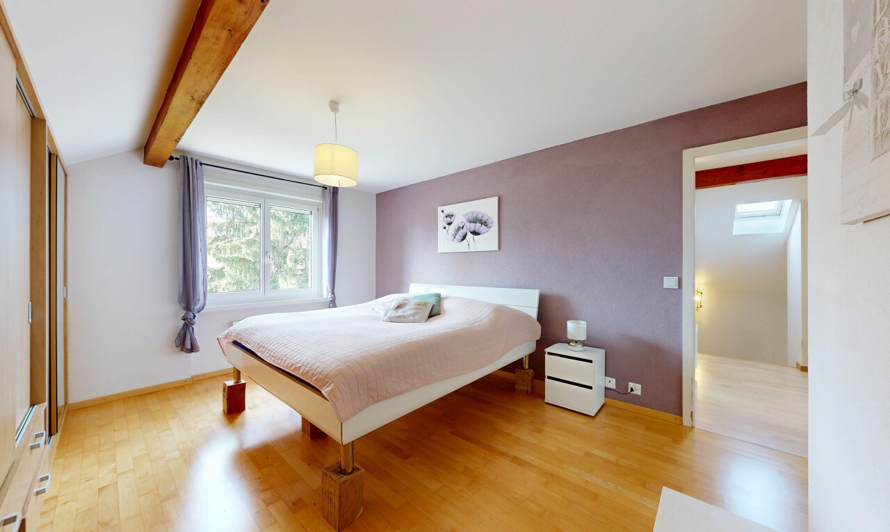 chambre avec wood finish floor, sol en finition bois, inside property, drywall, et cloison sèche