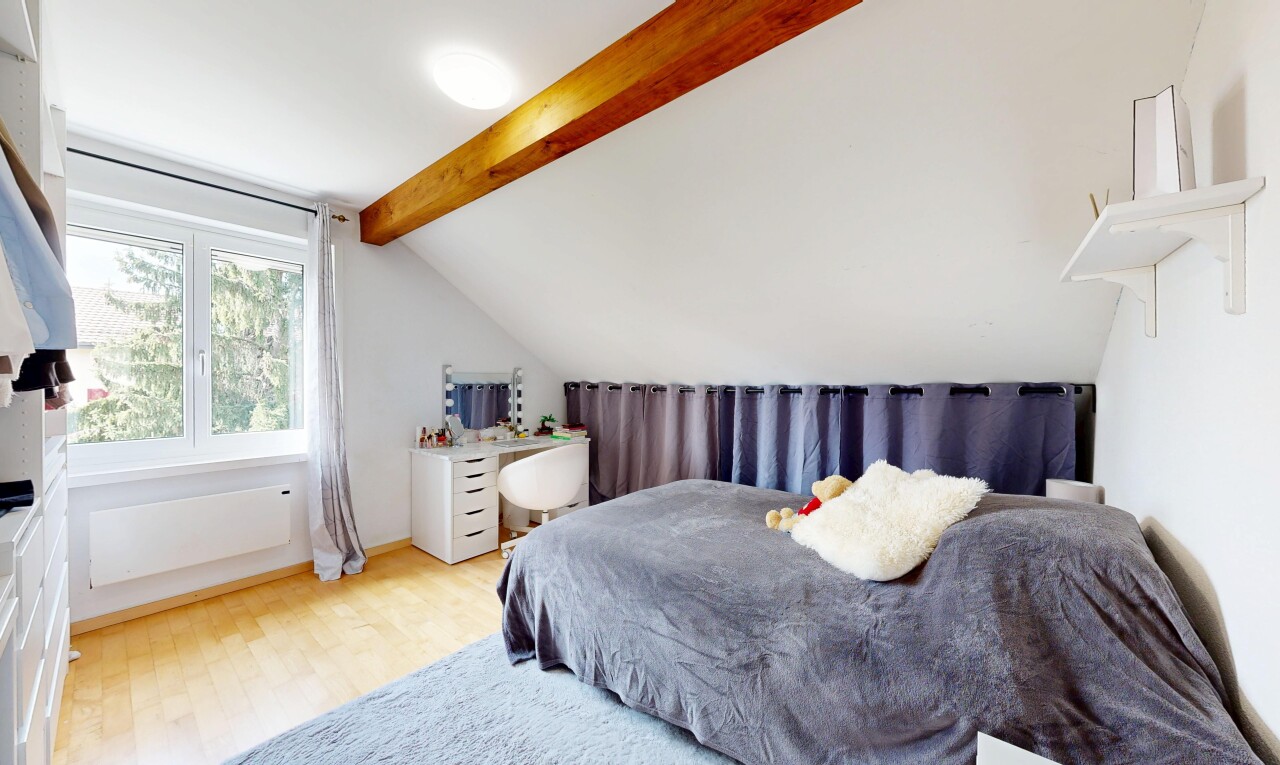 chambre avec sol en finition bois, wood finish floor, inside property, lumière naturelle, et natural light