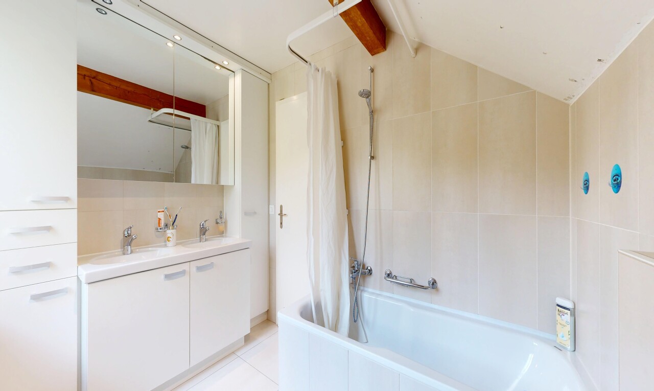 salle de bains avec double vasque, inside property, salle de bain complète, light floor, et douche-bain combinés