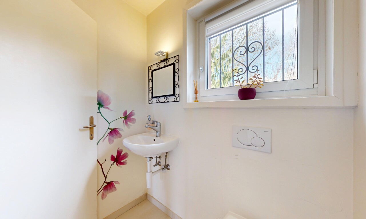 salle de bains avec miroir, drywall, cloison sèche, inside property, et natural light