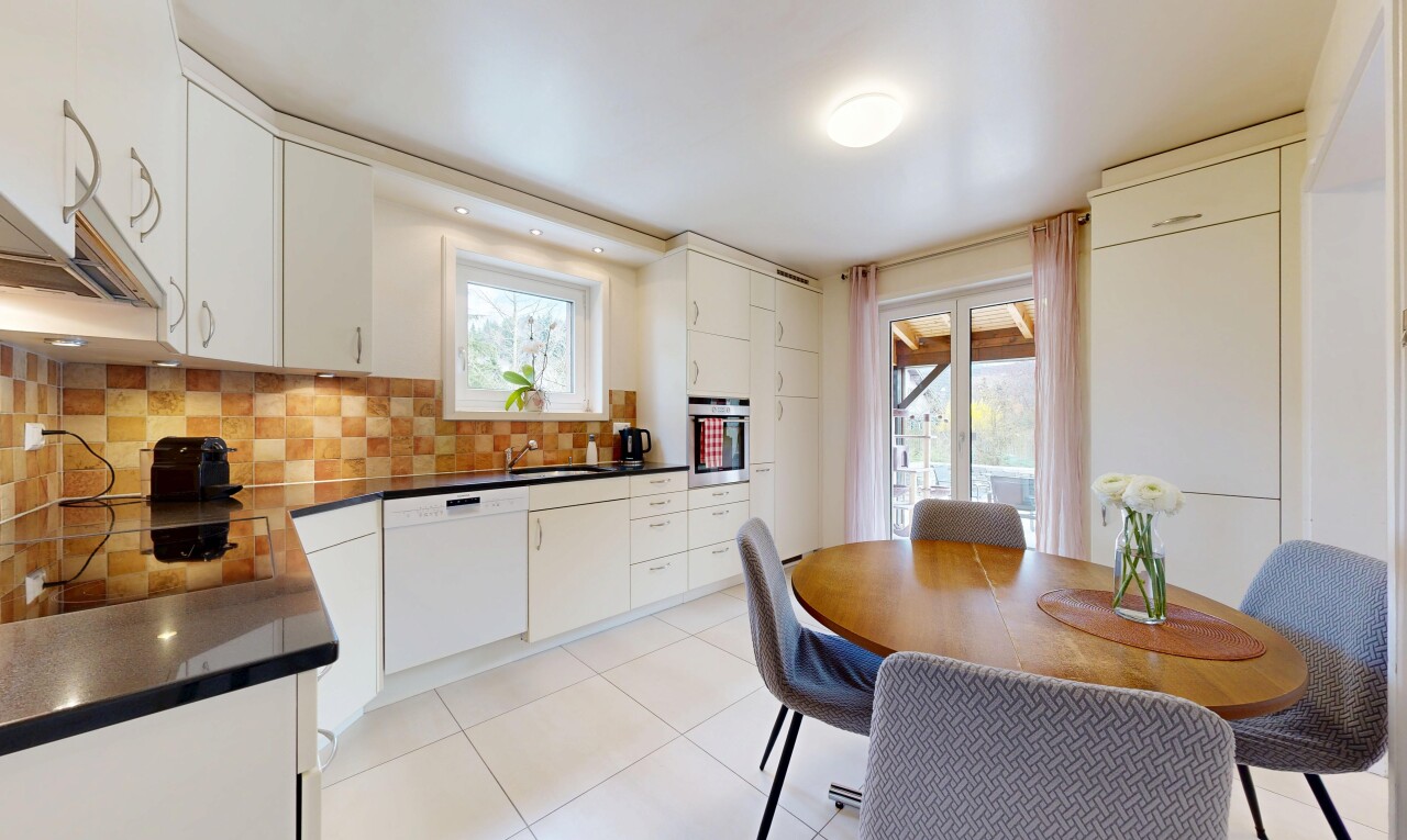 cuisine avec light floor, lave-vaisselle, dark countertops, plans de travail, et white cabinets