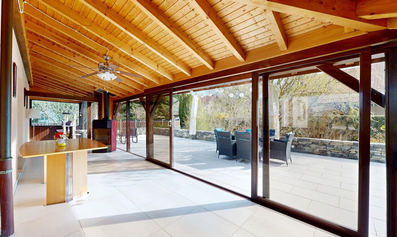 terrasse avec terrasse, coin repas extérieur, et ventilateur de plafond