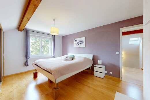chambre avec wood finish floor, sol en finition bois, inside property, drywall, et cloison sèche