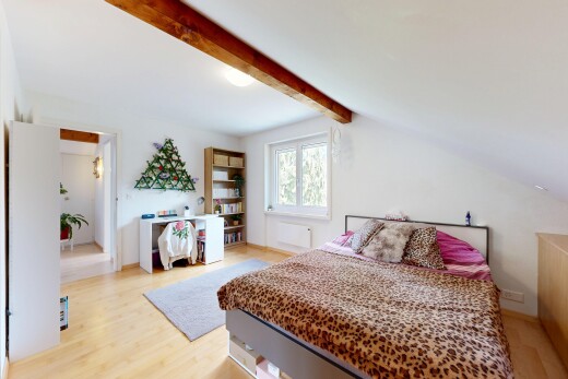 chambre avec cloison sèche, drywall, inside property, plafond à poutres, et beamed ceiling
