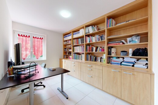 bureau avec espace bureau, drywall, cloison sèche, inside property, et light floor