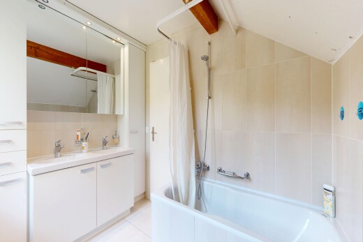 salle de bains avec double vasque, inside property, salle de bain complète, light floor, et douche-bain combinés