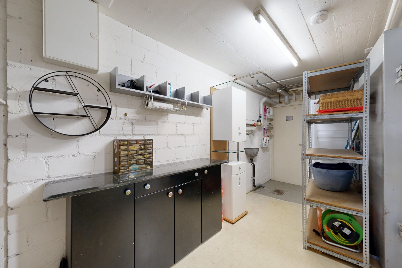 cuisine avec open shelves, étagères ouvertes, light floor, dark countertops, et plans de travail