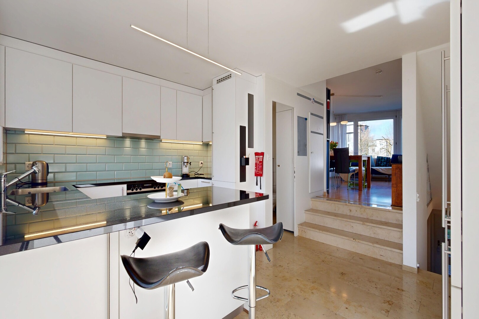 cuisine avec bar de cuisine, kitchen bar, light floor, péninsule de cuisine, et kitchen peninsula