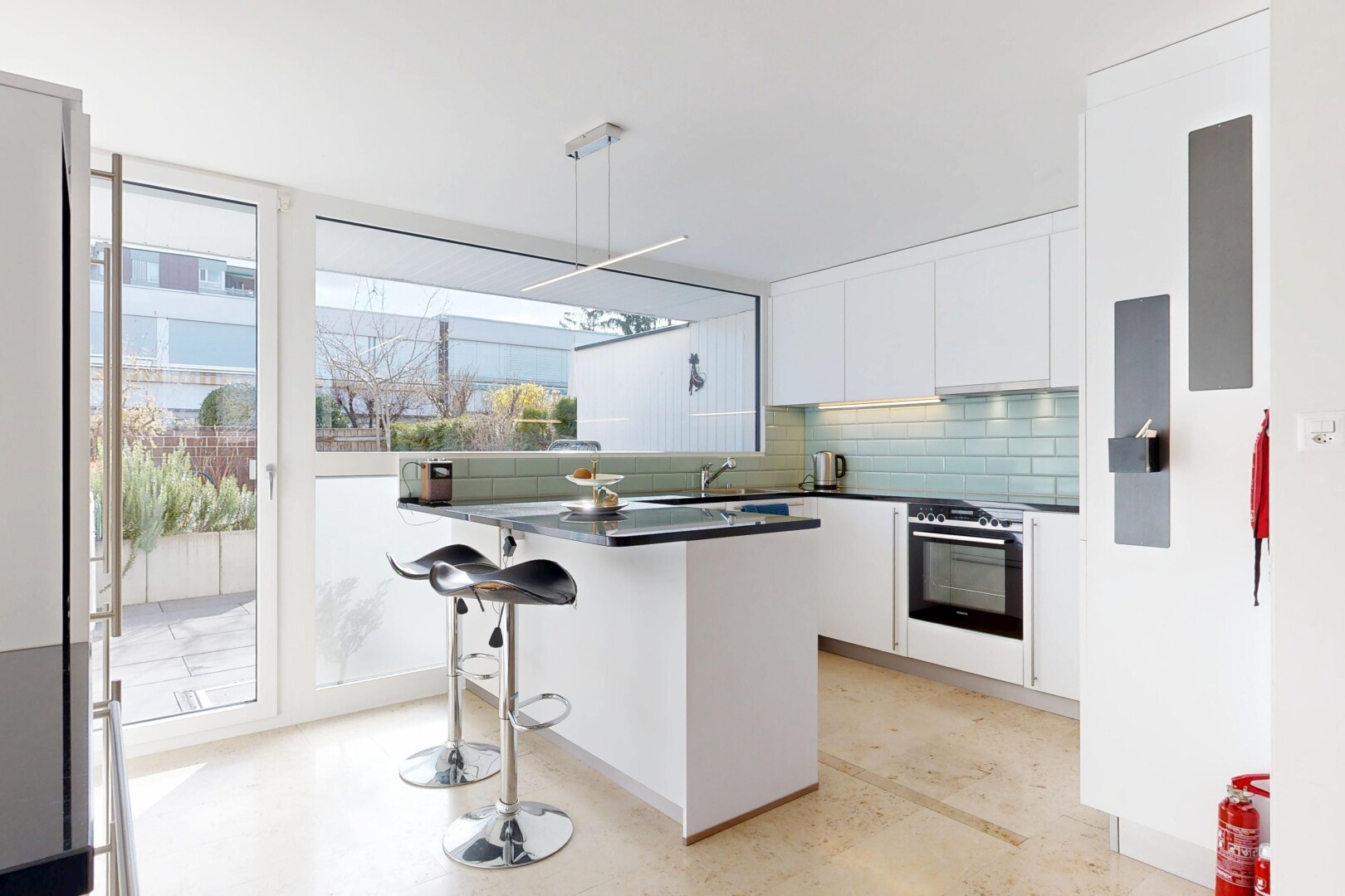 cuisine avec bar de cuisine, kitchen bar, armoires blanches, white cabinets, et dosseret