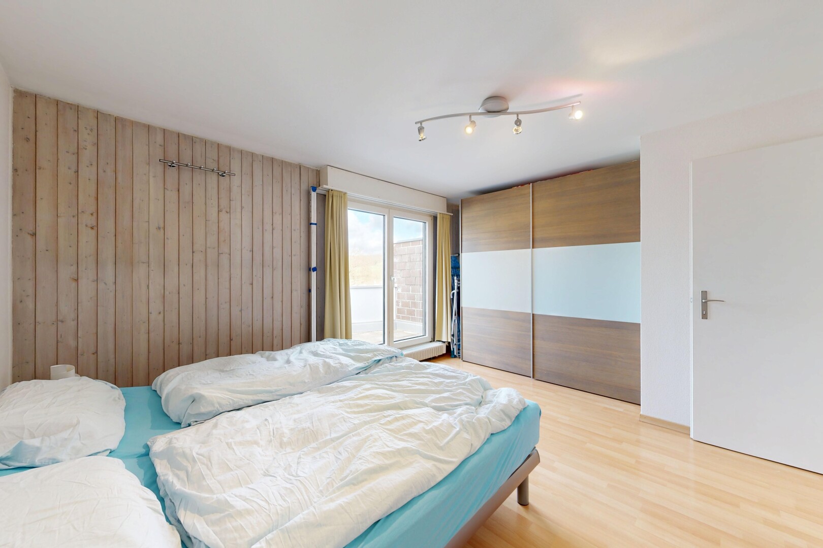 chambre avec light floor, placard, lumière naturelle, natural light, et sol en finition bois