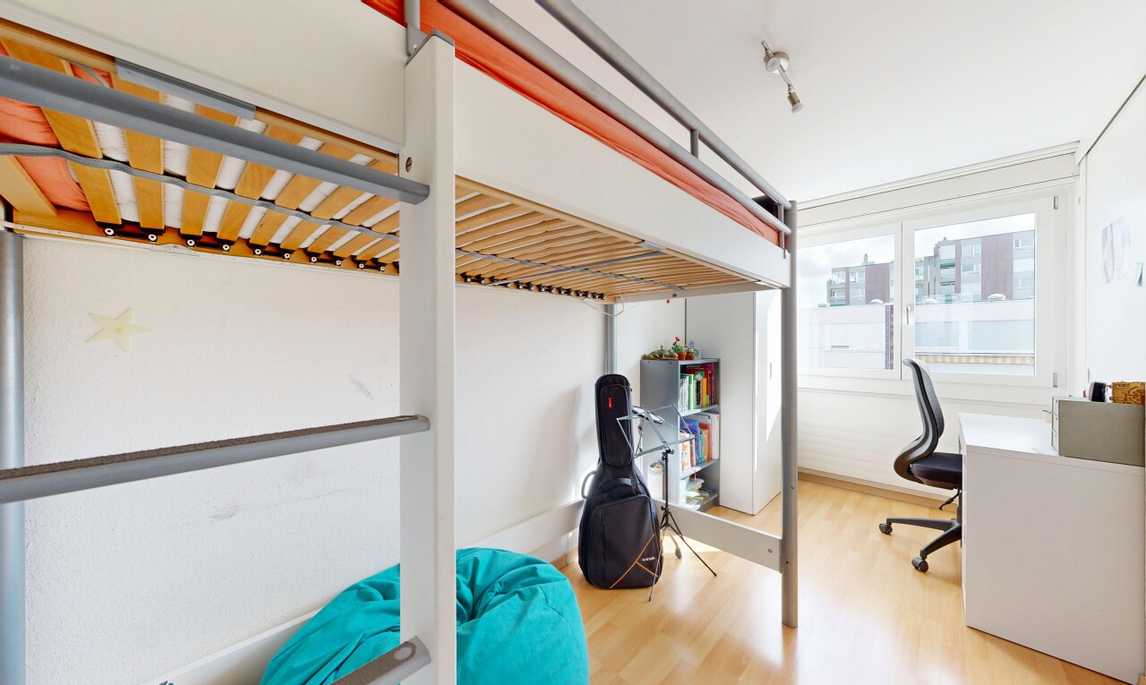 chambre avec sol en finition bois, wood finish floor, inside property, lumière naturelle, et natural light