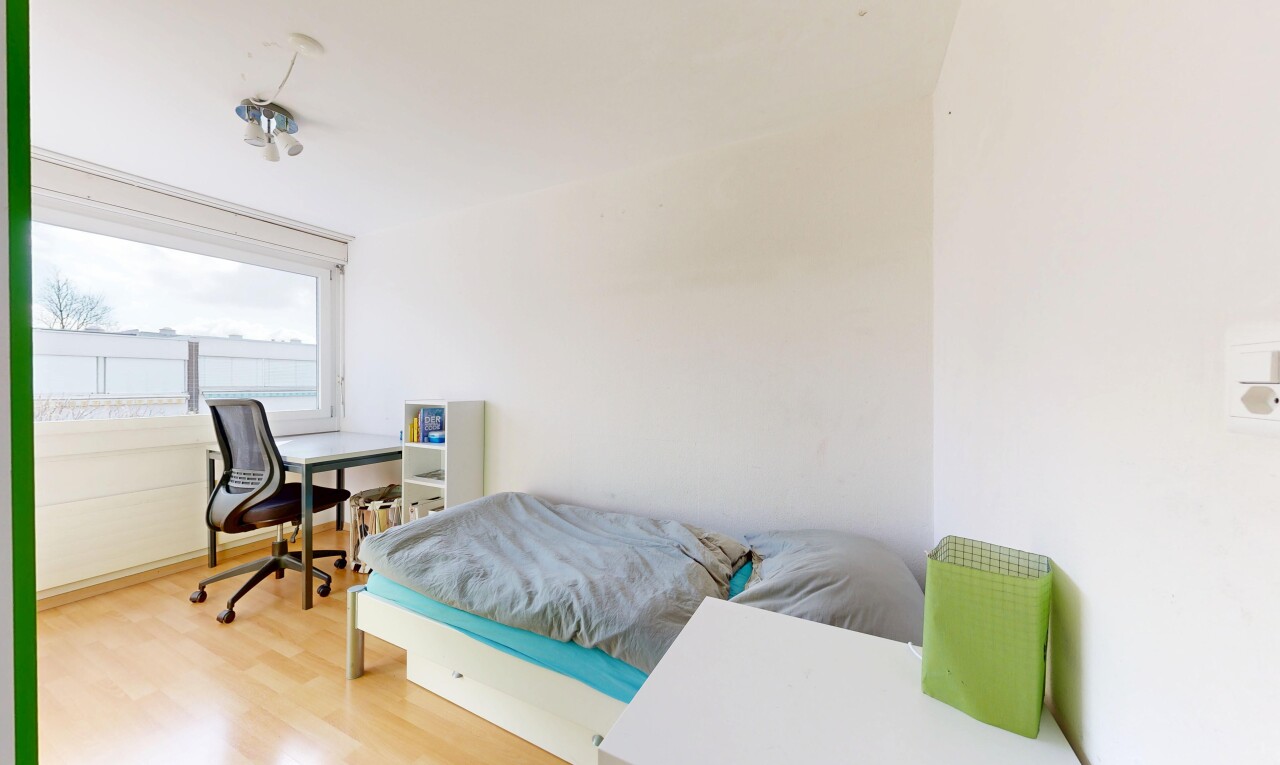 chambre avec natural light, lumière naturelle, inside property, wood finish floor, et sol en finition bois