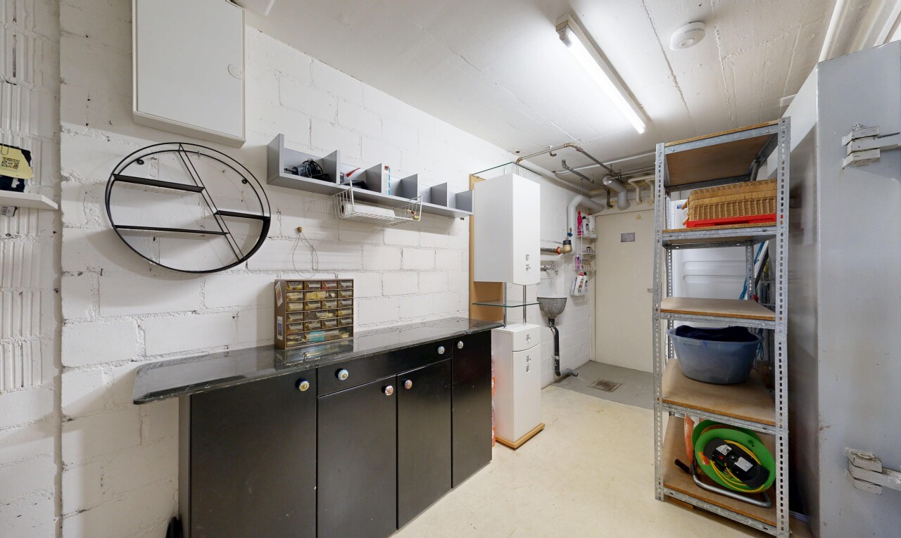 cuisine avec open shelves, étagères ouvertes, light floor, dark countertops, et plans de travail