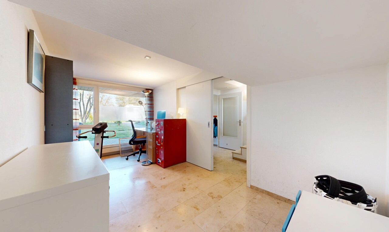 bureau avec inside property, light floor, natural light, lumière naturelle, et vinyl tile