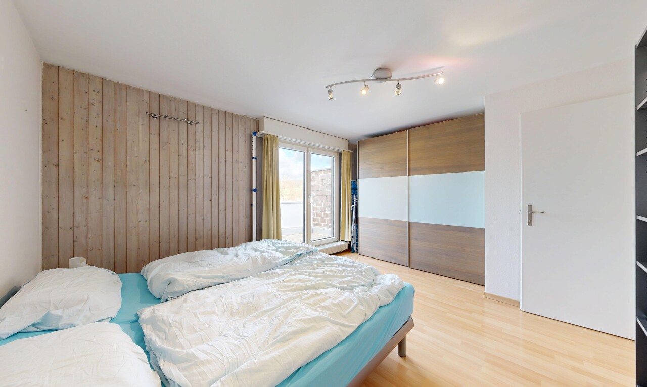 chambre avec light floor, placard, lumière naturelle, natural light, et sol en finition bois