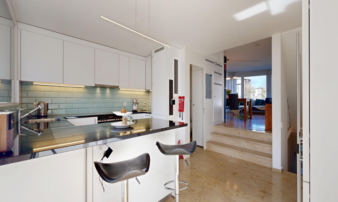 cuisine avec bar de cuisine, kitchen bar, light floor, péninsule de cuisine, et kitchen peninsula