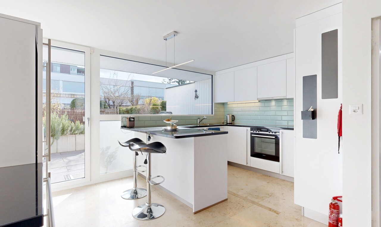 cuisine avec bar de cuisine, kitchen bar, armoires blanches, white cabinets, et dosseret