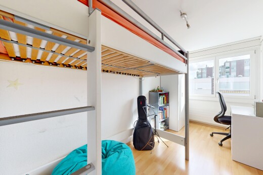 zimmer / schlafzimmer mit holzfußboden, wood finish floor, inside property, natürliches licht, und natural light