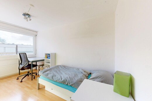 zimmer / schlafzimmer mit natural light, natürliches licht, inside property, wood finish floor, und holzfußboden