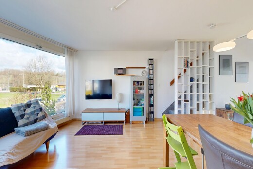 wohn- / esszimmer mit inside property, fernseher, holzfußboden, wood finish floor, und gipskartonwand