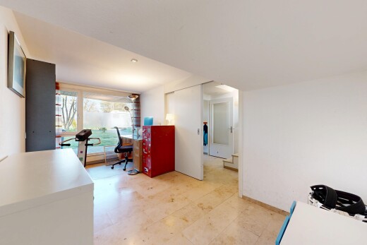 büro mit inside property, light floor, natural light, natürliches licht, und vinyl tile