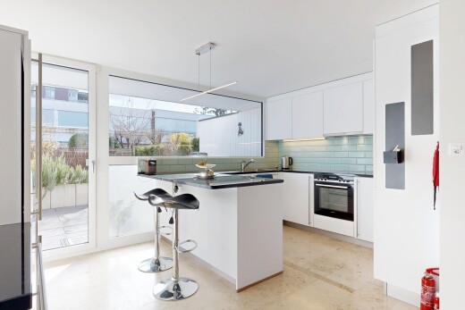 cuisine avec bar de cuisine, kitchen bar, armoires blanches, white cabinets, et dosseret