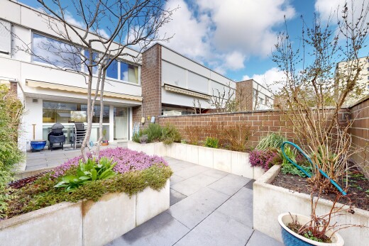 außenansicht mit zaun und day time