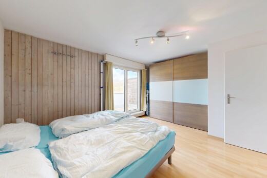 zimmer / schlafzimmer mit light floor, kleiderschrank, natürliches licht, natural light, und holzfußboden