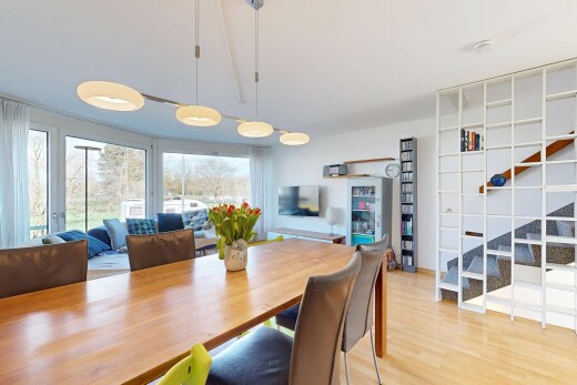 esszimmer mit fernseher, holzfußboden, wood finish floor, gipskartonwand, und drywall