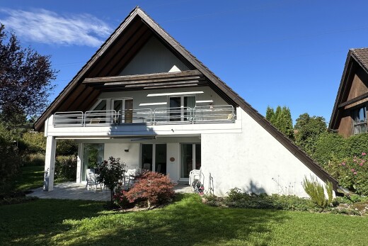 außenansicht mit terrasse, day time, rasen, stuckverkleidung, und property visible
