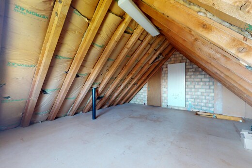 leerer raum mit dachschräge, kathedralendecke, und niedrige decke