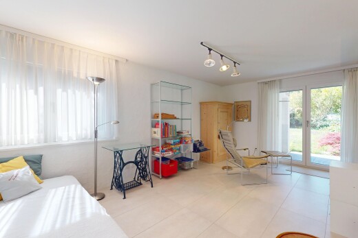 innenraum mit gipskartonwand, natürliches licht, deckenbeleuchtung, und fliesenboden