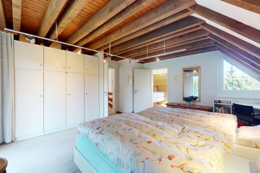 zimmer / schlafzimmer mit gipskartonwand, natürliches licht, und dachschräge