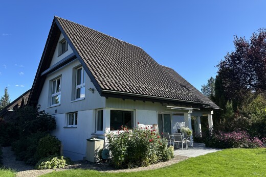 außenansicht mit terrasse, property visible, ziegeldach, day time, und rasen