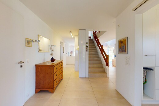 treppe mit gipskartonwand, fliesenboden, natürliches licht, und treppen