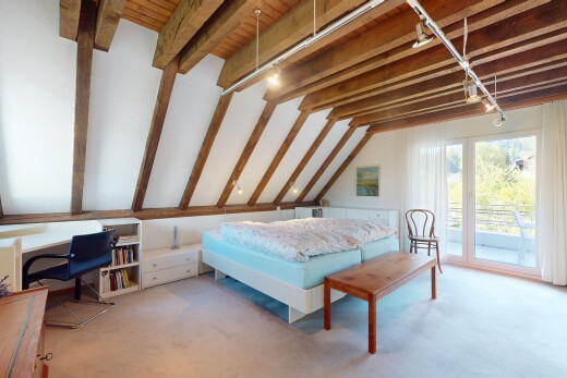 zimmer / schlafzimmer mit natürliches licht, dachschräge, außenzugang, und teppich