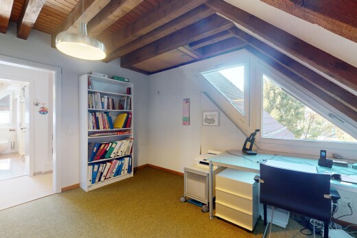 büro mit gipskartonwand, natürliches licht, holzdecke, und bürobereich