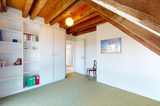 leerer raum mit gipskartonwand, teppich, balkendecke, und holzdecke