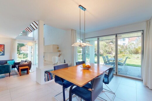 esszimmer mit gipskartonwand, fliesenboden, und natürliches licht