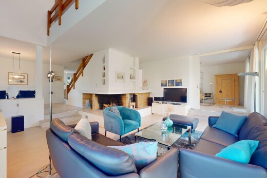 wohnzimmer mit gipskartonwand, fernseher, und treppen