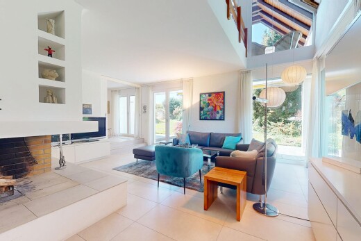 wohnzimmer mit natürliches licht, fliesenboden, gipskartonwand, fernseher, und kamin