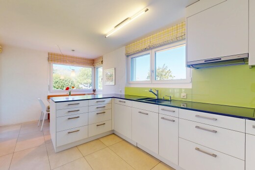 küche mit natürliches licht, weiße schränke, gipskartonwand, waschbecken, und dunstabzugshaube