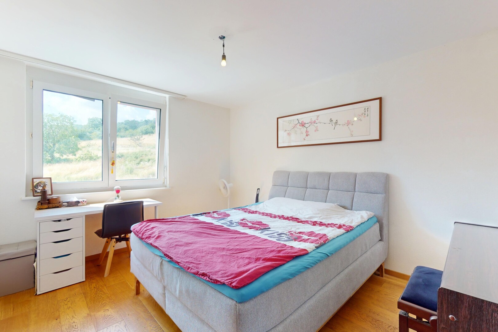 chambre avec lumière naturelle, natural light, inside property, sol en finition bois, et wood finish floor