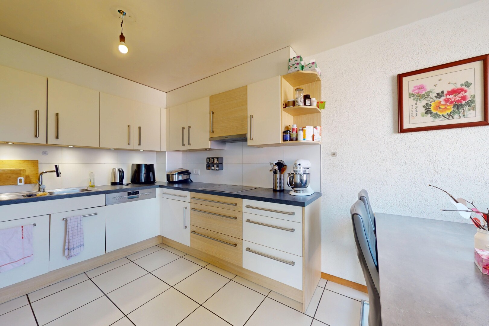 cuisine avec évier, lave-vaisselle, inside property, plans de travail, et dosseret