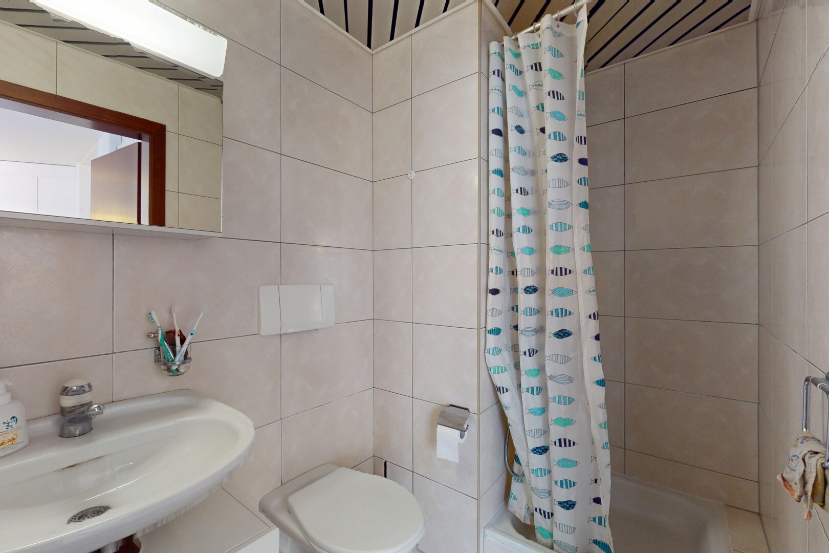 salle de bains avec évier, inside property, miroir, douche-bain combinés, et salle de bain complète