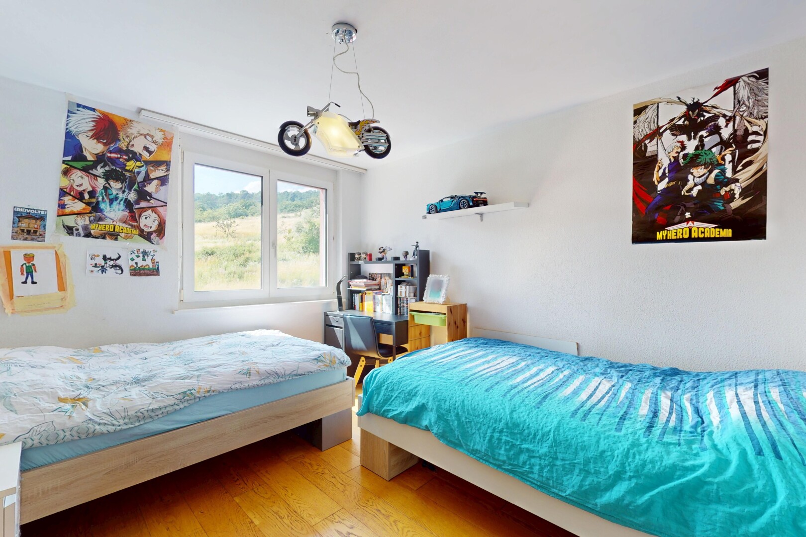 chambre avec natural light, lumière naturelle, inside property, wood finish floor, et sol en finition bois