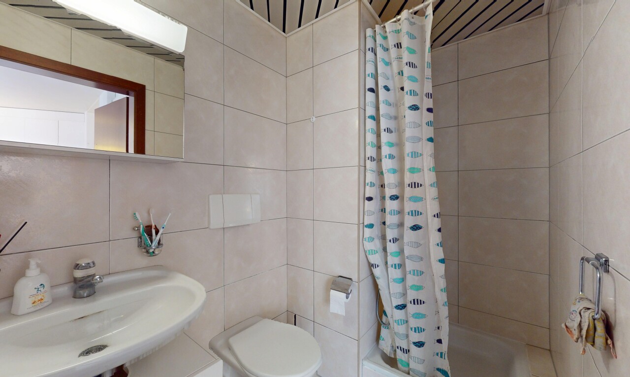 salle de bains avec évier, inside property, miroir, douche-bain combinés, et salle de bain complète